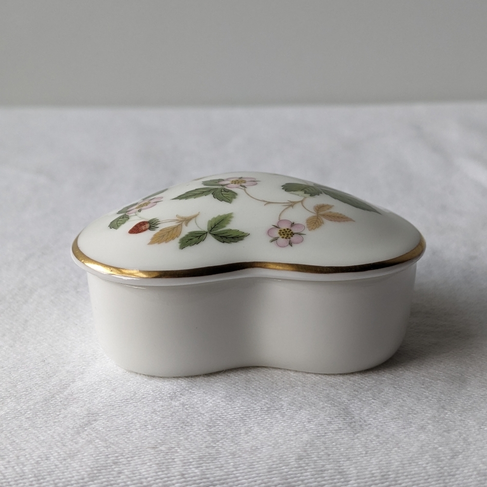 Wedgwood Wild Strawberry Bone China Small Heart Box & Lid Gold Rim Discontinued - Picture 7 of 11